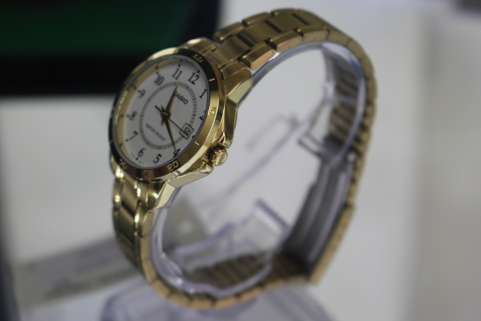 Mặt nghiêng đồng hồ nữ Casio dây kim loại LTP-V005G-7AUDF